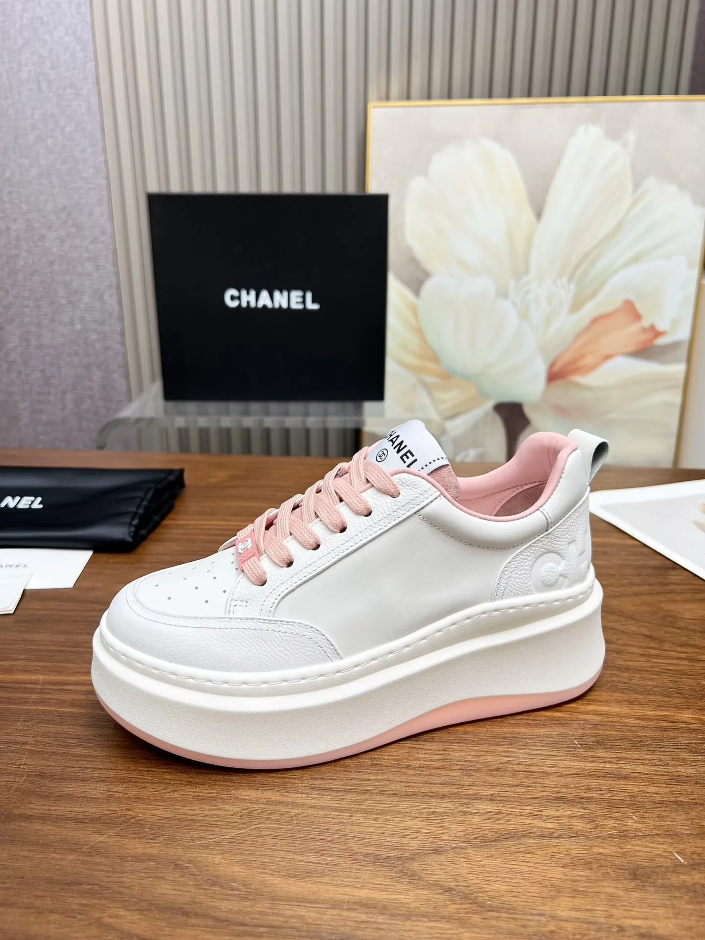 👟👟Ex-factory price 460👟👟 New Chanel panda color white shoes, currently super popular thick-soled shape, very versatile, long and slim legs, super comfortable on the feet, elongating the entire body proportion [strong] Fabric: imported first-layer cowhide🐂 Lining: sheepskin Foot pads: cowhide Code number: 34 to 41 (34 and 41 need to be customized) Packaging: with card, cloth bag Color: black, white, pink